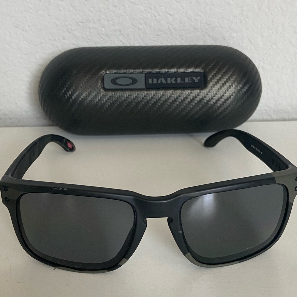 Oakley sunglasses with case black and gray camouflage